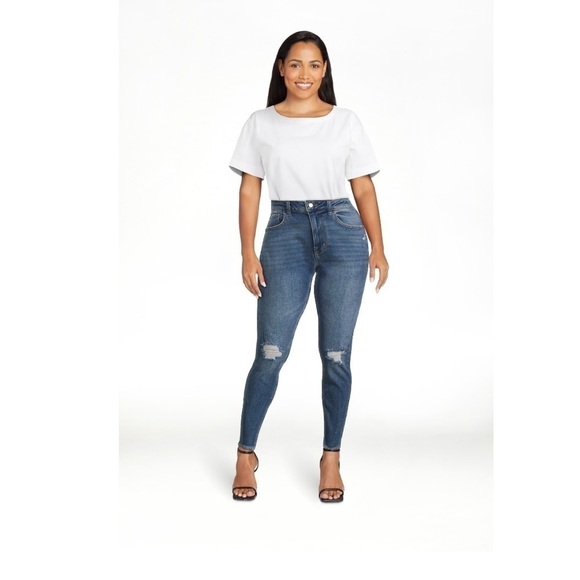 NWT-no boundaries-size 9-medium wash-frayed hem, mom jeans with distress. - Picture 1 of 16